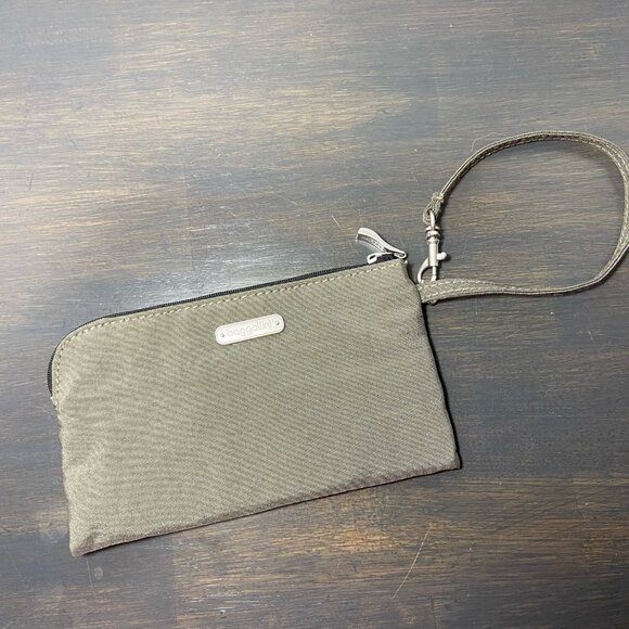 Baggallini RFID Zip Wristlet – Olive Green – Like New - Picture 1 of 5